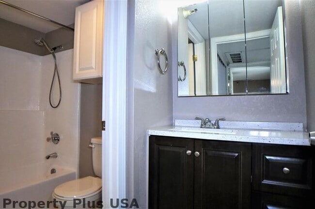 Building Photo - "Chic Scottsdale Retreat: Cozy 1-Bedroom Gem with Modern Comforts!"