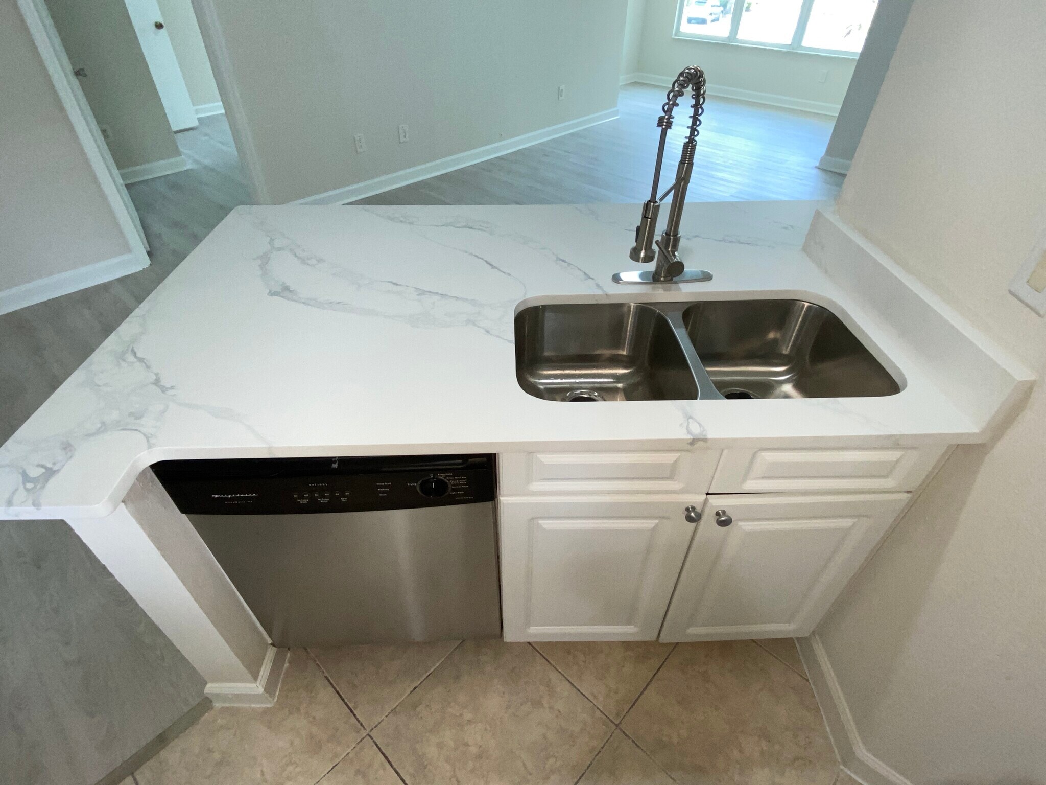 Kitchen Sink with Dishwasher - 4512 Commander Dr