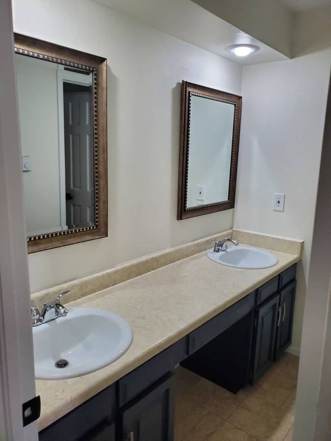 Building Photo - 2216 S Eagle Ct