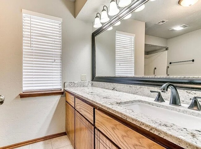 Building Photo - Beautiful 3bed/3bath Townhome Available in Westside Norman!!