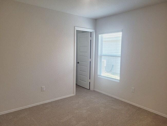 Building Photo - "Like New" 1-story | 4 bedroom | 2 bath home on quiet cul-de-sac with no neighbors behind in tran...