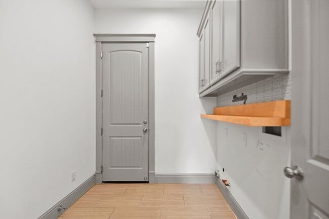 Building Photo - Timeless Elegance in Oak Forest: A Stylish...