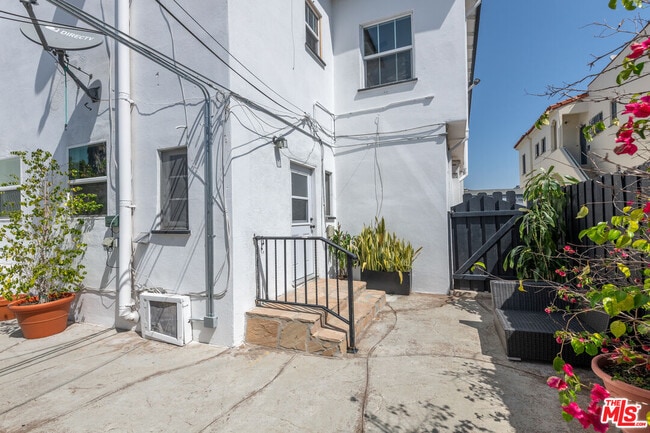 Building Photo - 1010 S Point View St