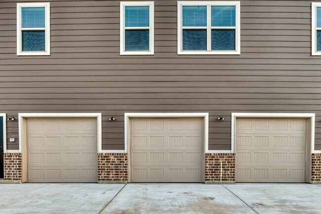 Building Photo - GORGEOUS 2 BEDROOM FOUR PLEX LOCATED IN MI...