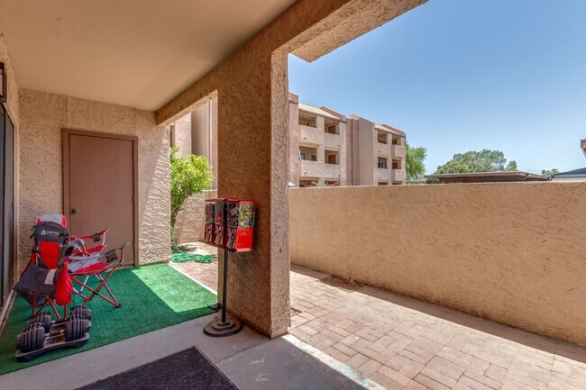 Building Photo - BEAUTIFUL AND SPACIOUS 1ST FLOOR MESA CONDO!