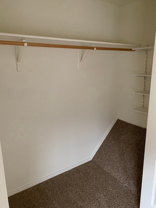 Building Photo - Cute centrally located home