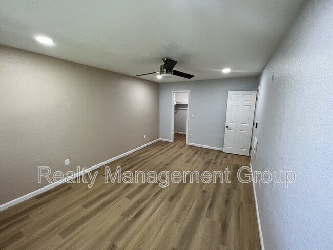 Building Photo - 1013 S Sunshine Ave