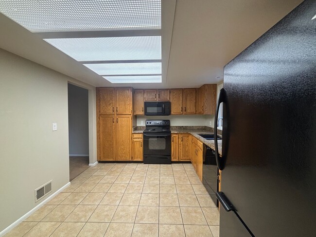 Building Photo - Large 3 bedroom, 2.5 bath townhome with 2-car garage!