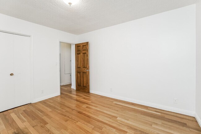 Building Photo - 432 33rd St