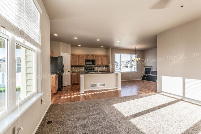 Building Photo - 570 Lapis Pl