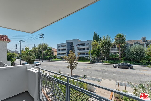 Building Photo - 1546 S Bundy Dr