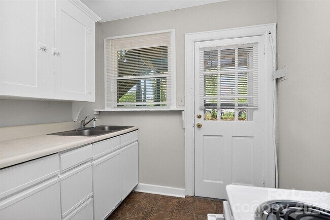 Building Photo - 1412 Park Dr