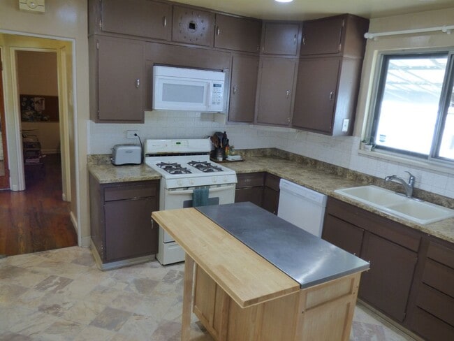 Building Photo - $0 DEPOSIT OPTION! Beautifully Upgraded 3-Bed Ranch with Basement, Remodeled Bath, and Ideal Loca...