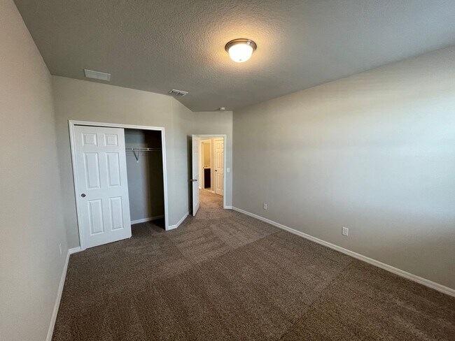 Building Photo - Spacious 3 Bedroom, 2.5 Bath Townhome in L...