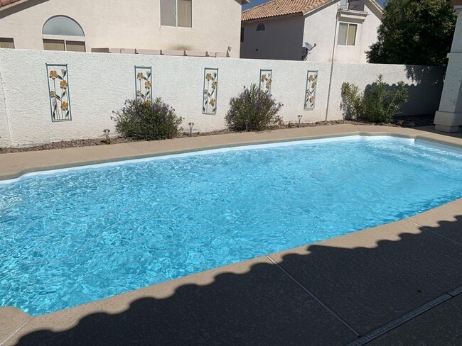 Building Photo - Single story pool home