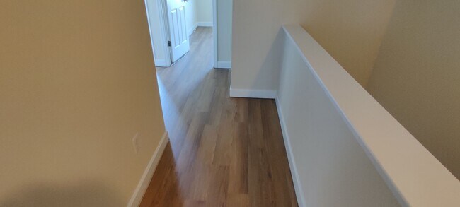 Building Photo - 4 bedroom townhome with garage