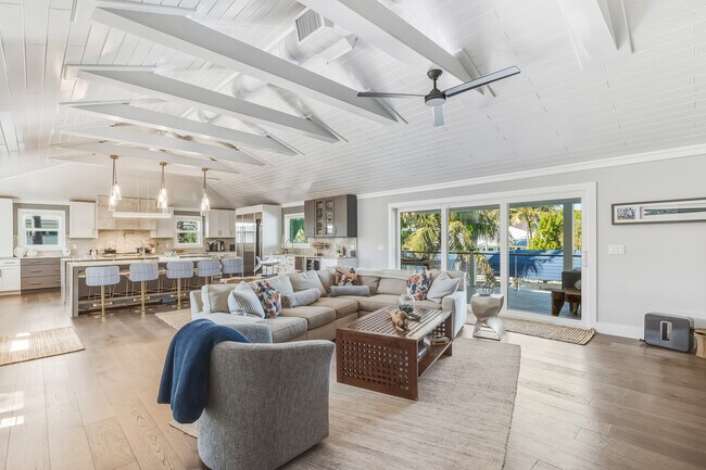 Building Photo - 165 1st St E