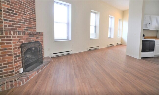 Building Photo - 67 St Germain St