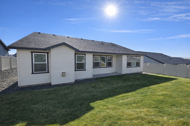 Building Photo - SOUTHRIDGE HOME! Modern Comfort Meets Everyday Convenience!