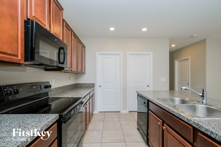 Building Photo - 7410 Pearly Everlasting Ave