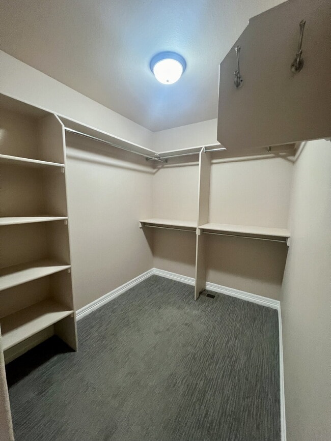 Building Photo - 3 Bedroom Townhome