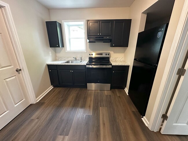 Building Photo - For Rent: Beautifully Renovated 2 Bed / 1 ...