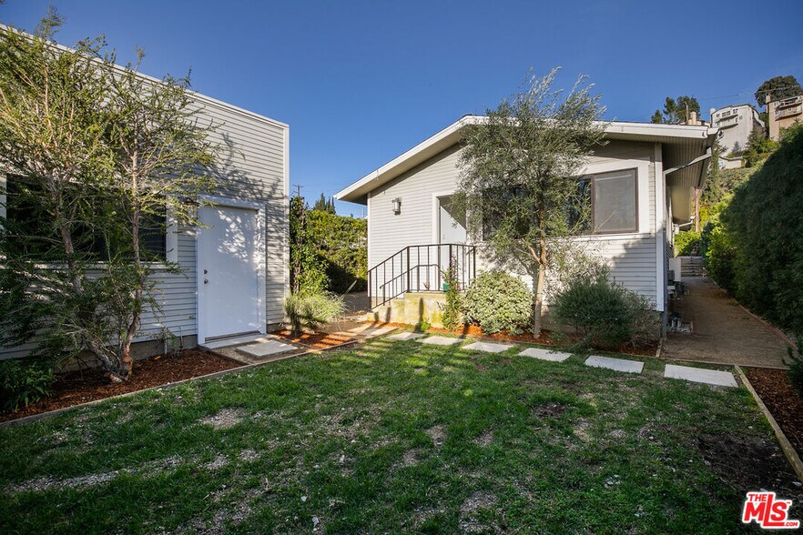 Building Photo - 1611 N Avenue 56