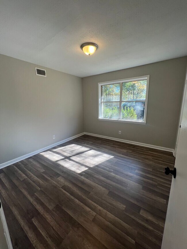Building Photo - 6122 Southridge Dr