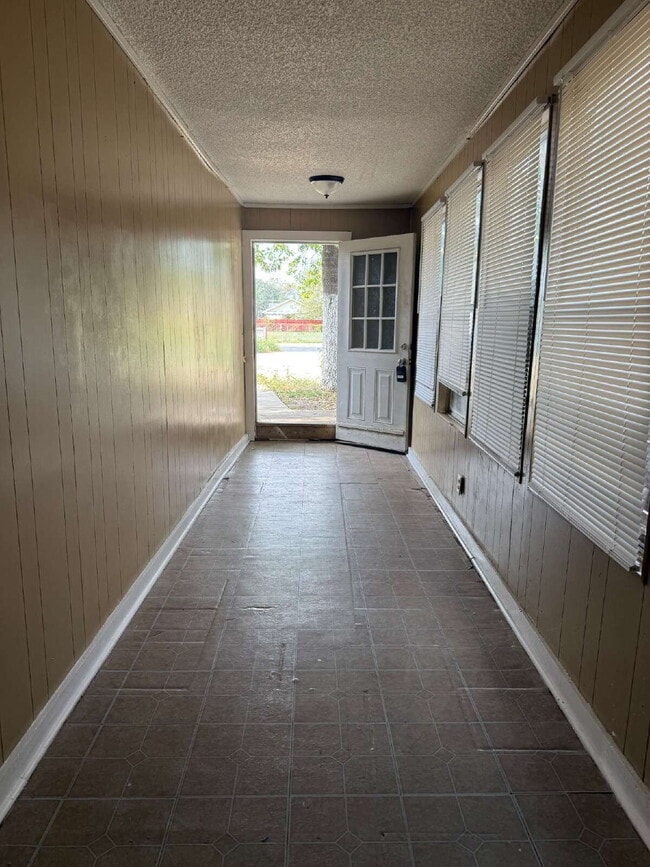 Building Photo - One Bedroom Apartment Close to 410 & 87