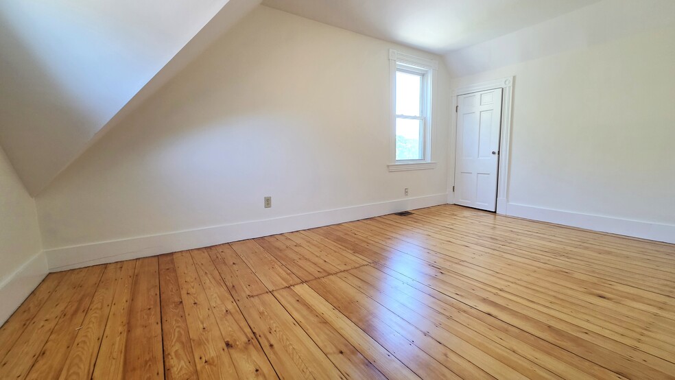 Building Photo - 576 Trapelo Rd
