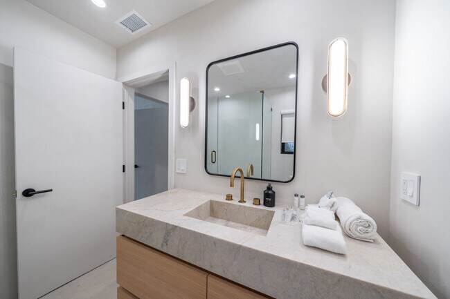 Building Photo - 2221 Bowmont Dr