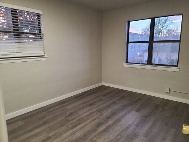 Building Photo - 2 bedroom 1 bath upstairs unit.