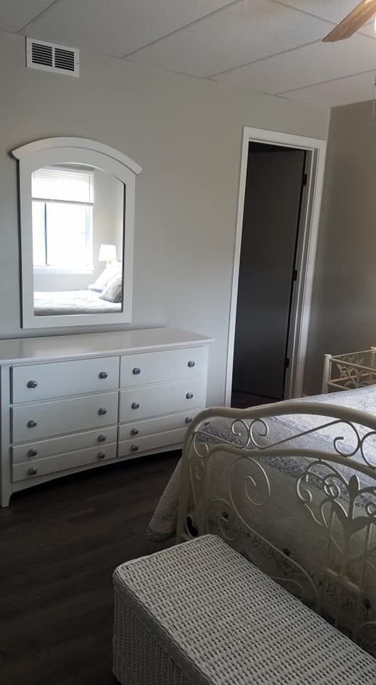 Bedroom with Queen bed - 136 Cambridge Ave W