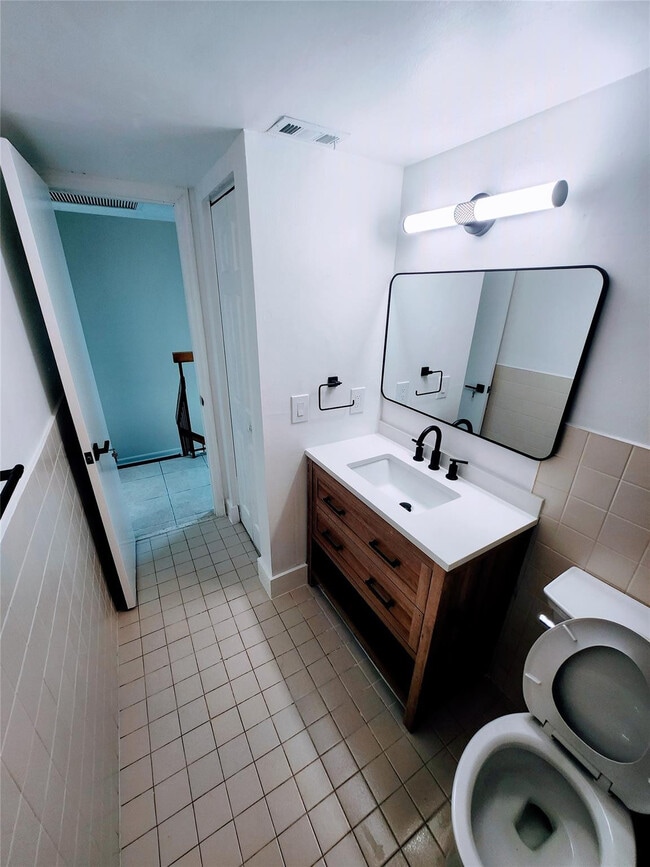 Building Photo - 793 NE 206th St