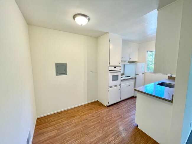 Building Photo - Sunlit 2BD/1BA w/ Private Balcony + Backyard! New Carpet! Assigned Parking! PROGRESSIVE