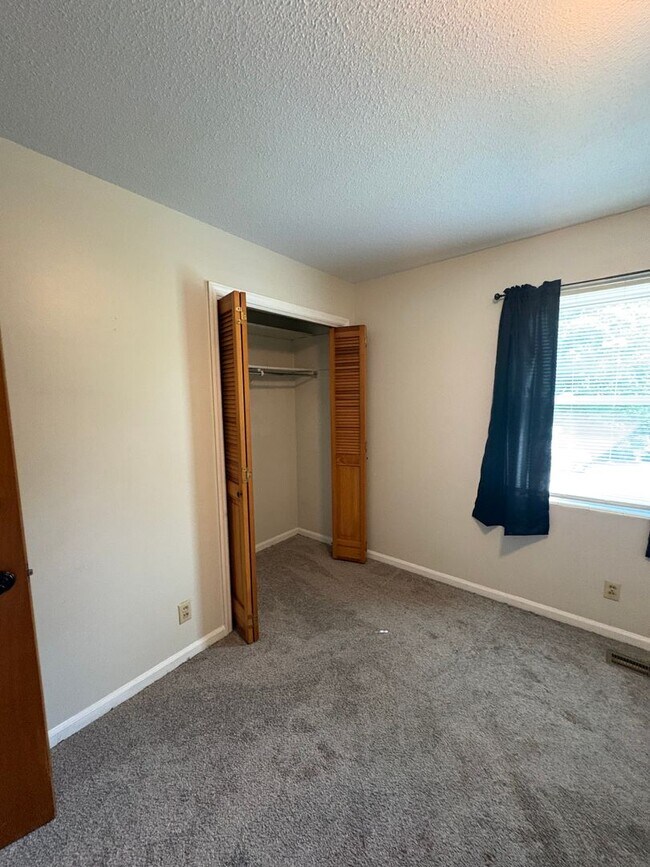Building Photo - 3 Bedroom 2 Bath House