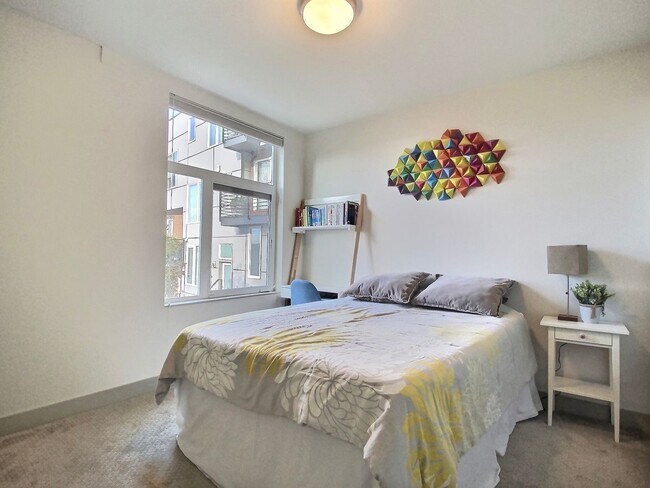 Building Photo - 2 Bed + Den 2 Bathroom Eastlake Townhome with Spectacular Views