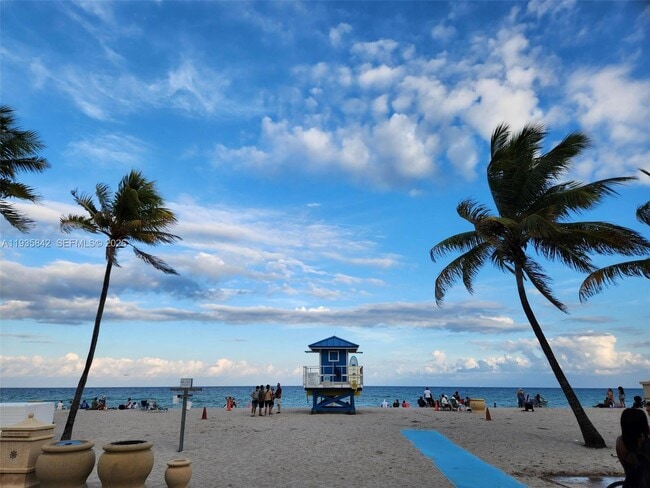 Building Photo - 320 New York St