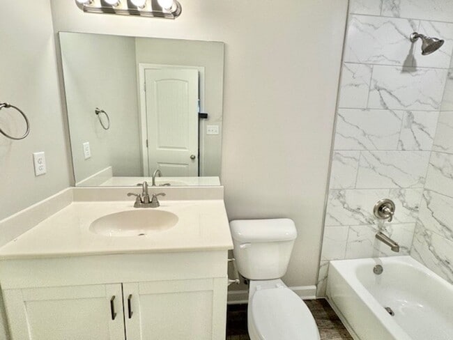 Building Photo - TuckerLanding5592