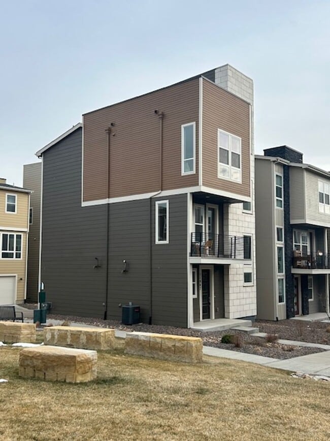 Building Photo - Beautiful 2 Bed + Office + 2.5 Bath home i...