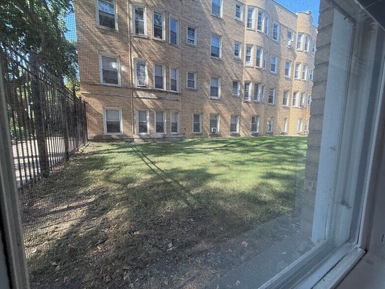 Building Photo - 4527 N Malden St