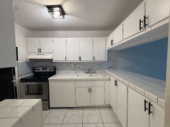 Building Photo - Spacious 2BR/2BA Condo near Universities, ...