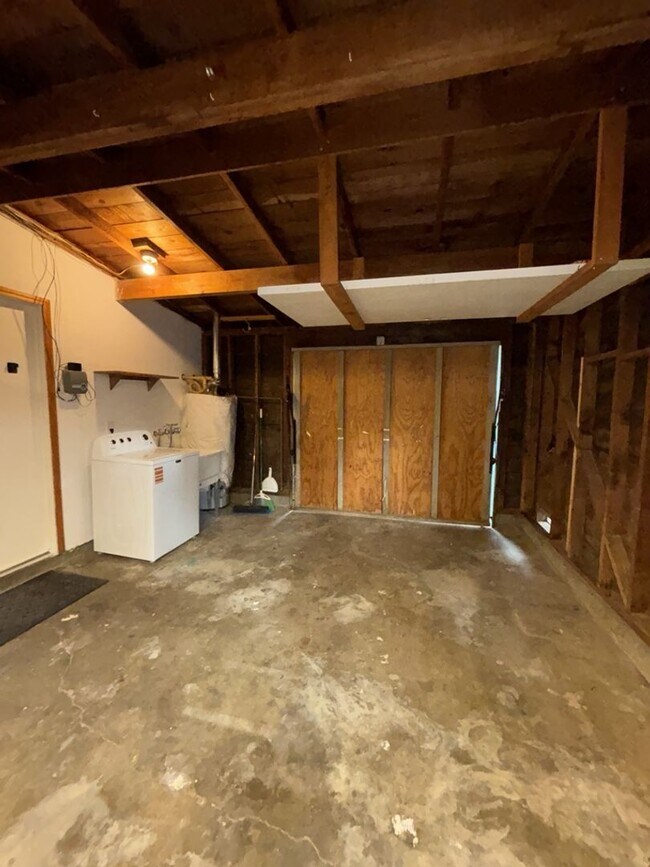 Building Photo - 3/1 in East Davis, New windows, new floors, new paint!