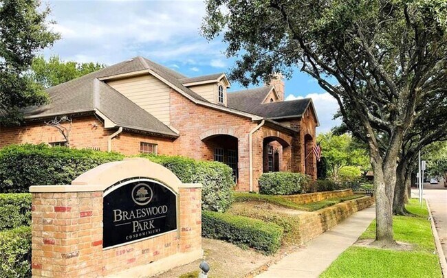 Building Photo - 2255 Braeswood Park Dr