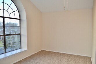 Building Photo - Beautifully updated move-in ready 3/2.5