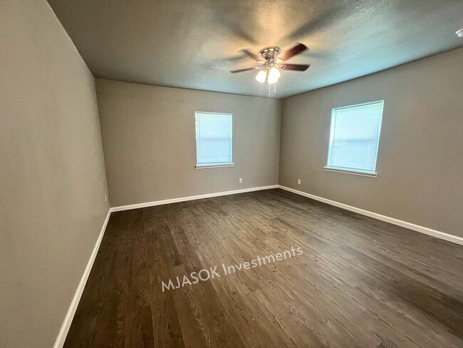 Building Photo - Renovated 4-Bed, 2-Bath Near Fort Sill — Fenced Yard & Carport