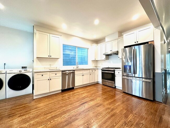 Primary Photo - Large, Elegant Home Near USF w/ 6BR, 3BA L...