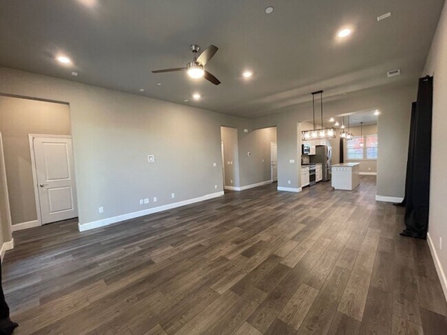 Building Photo - Stunning 3 Bedroom Home in Roseville near Rex Fortune Elementary and John Byouk Park!