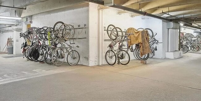 Building Photo - Stunning Mountain Views and an Unbeatable Location!