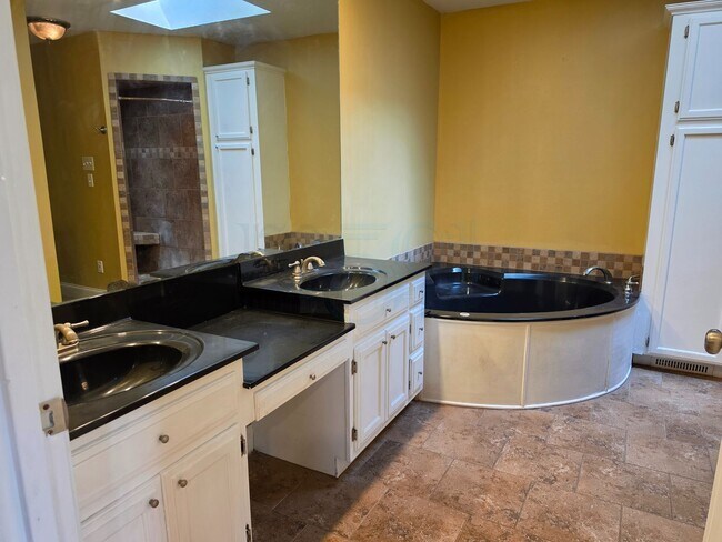 Building Photo - Great 3BR 2BA Find in Pleasant Tree Neighborhood!